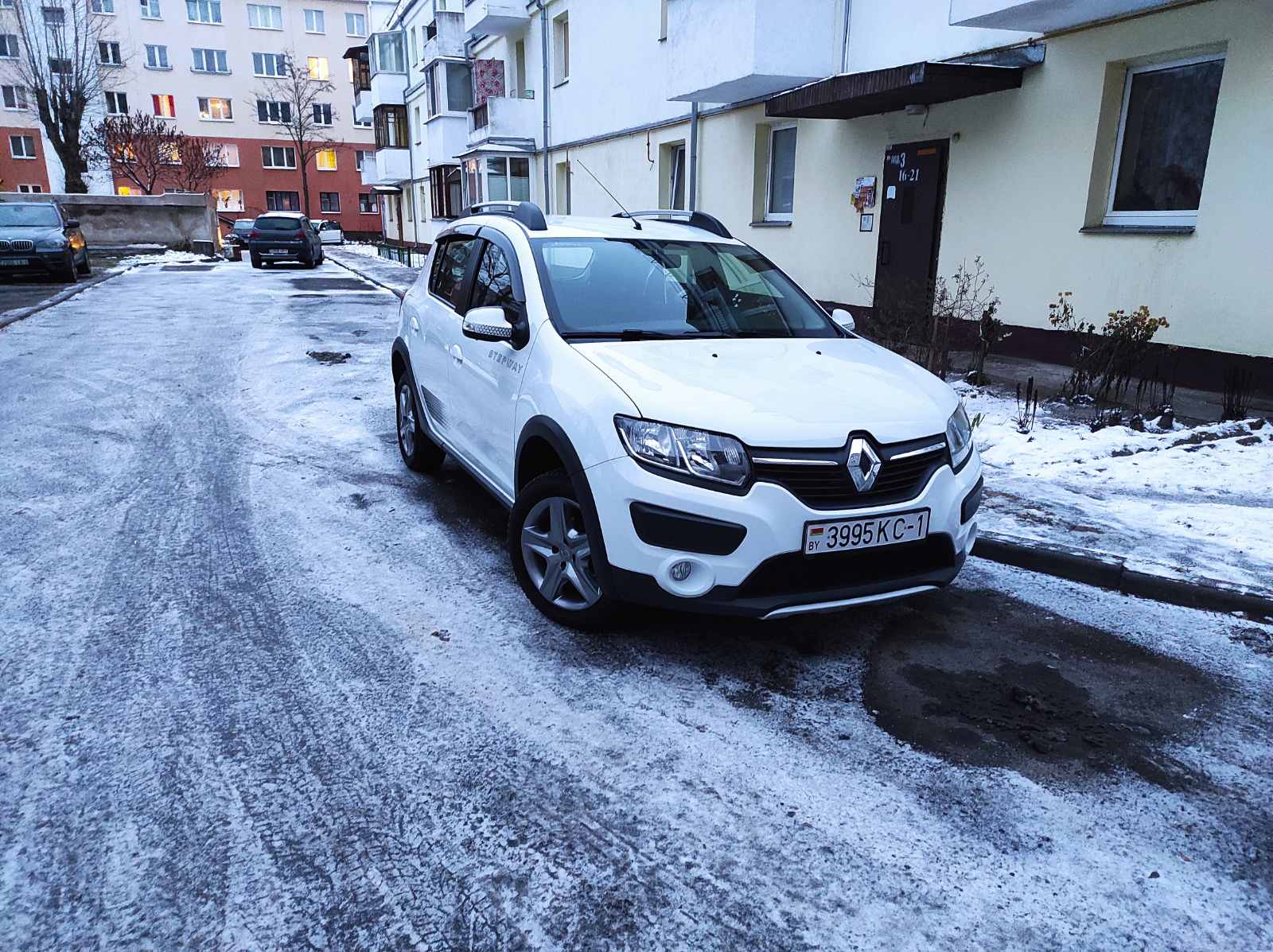 Установка дефлекторов — Renault Sandero Stepway (2G), 1,6 л, 2018 года |  аксессуары | DRIVE2