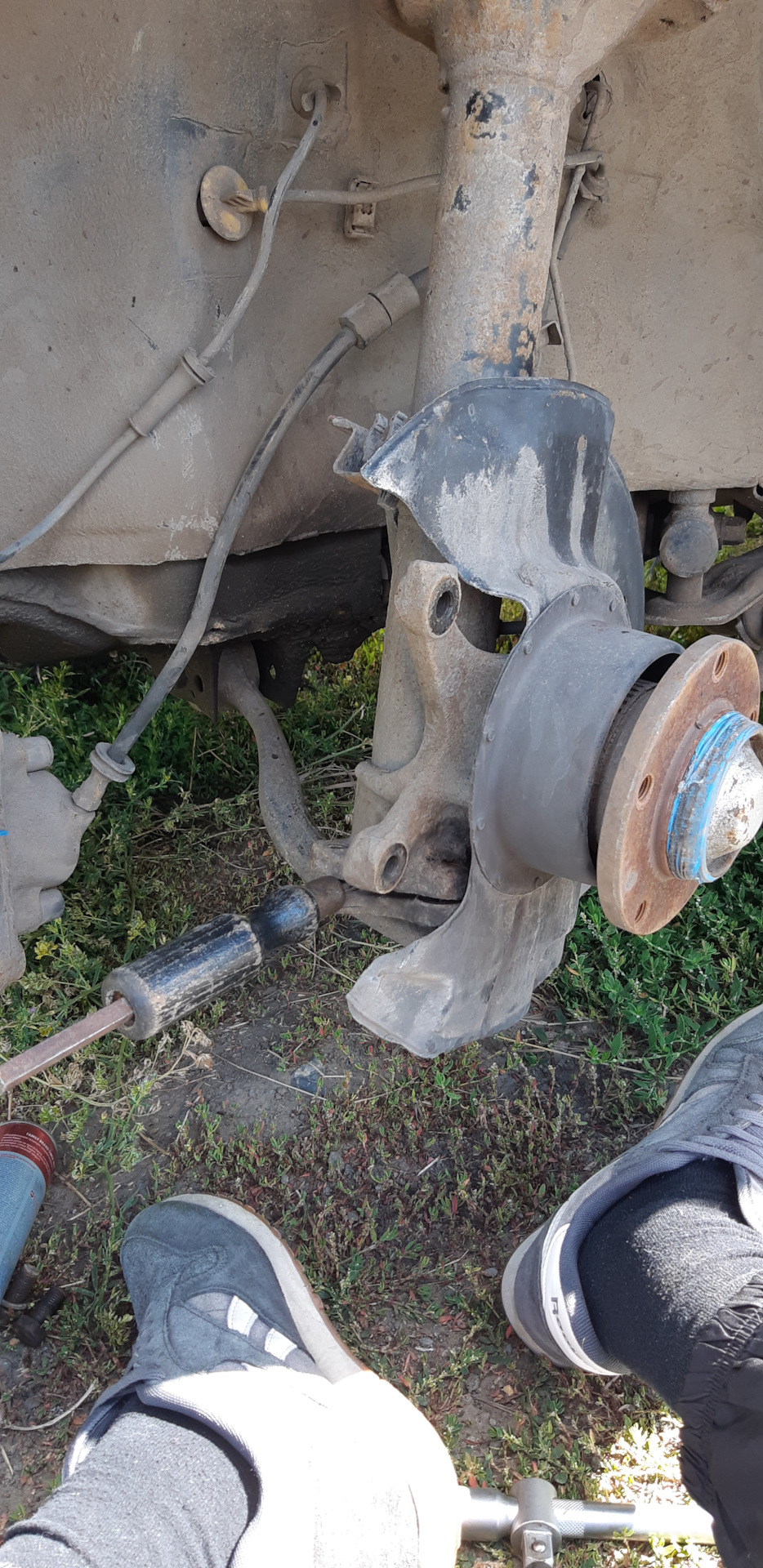 8 Разъединяем стойку от поворотного кулака — BMW 5 series (E34)