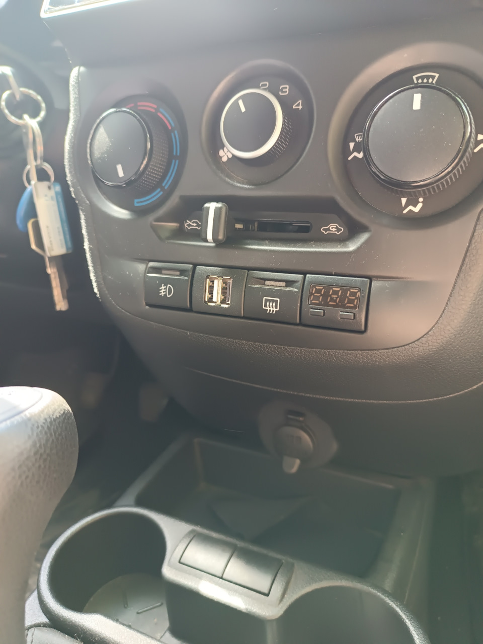 #6. БК "Штат" и USB зарядное устройство. — Lada Гранта (2G) FL, 1,6 л ...