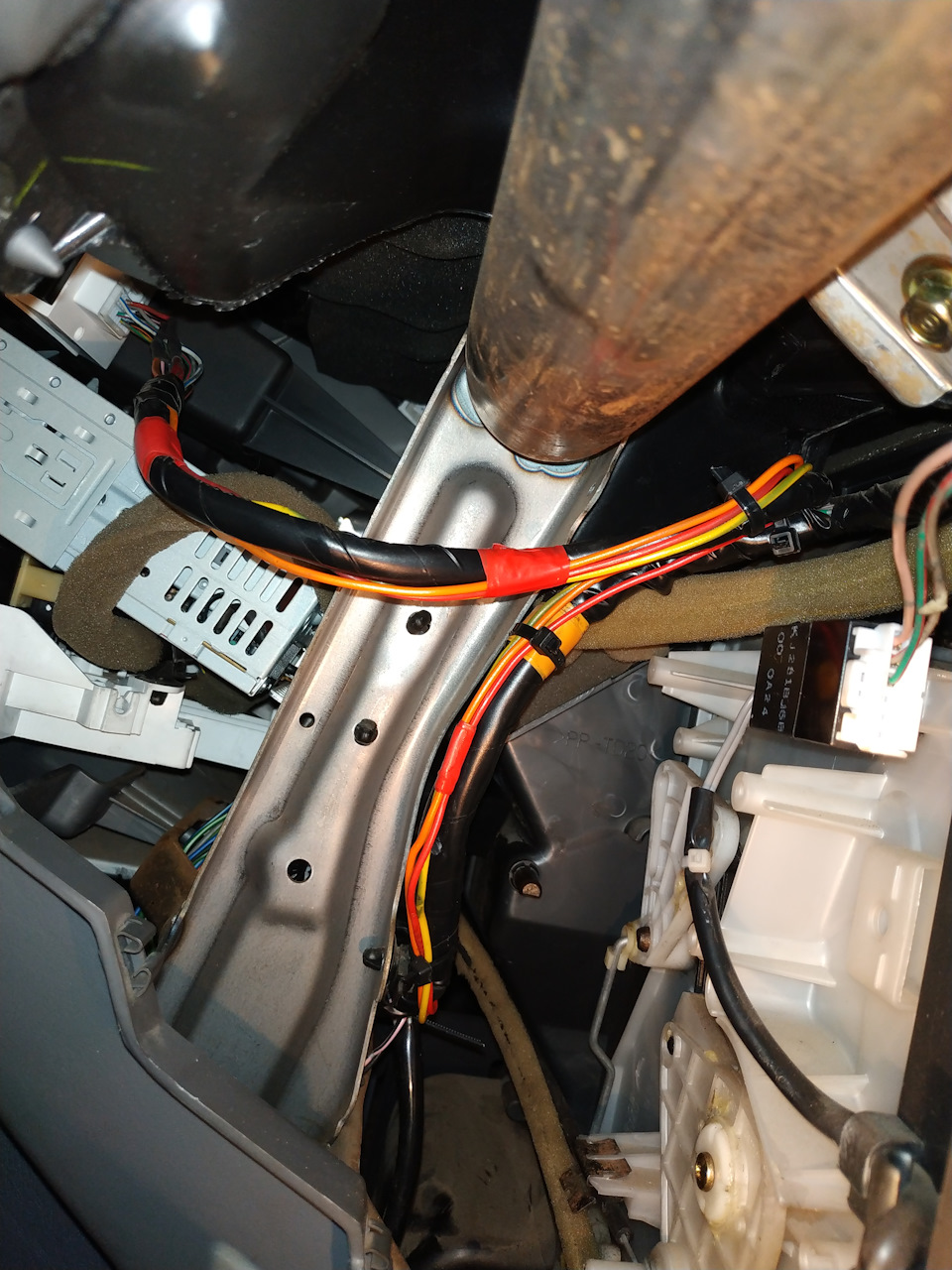 От фишки часов провода провел к приборке. — Mazda 323 VI