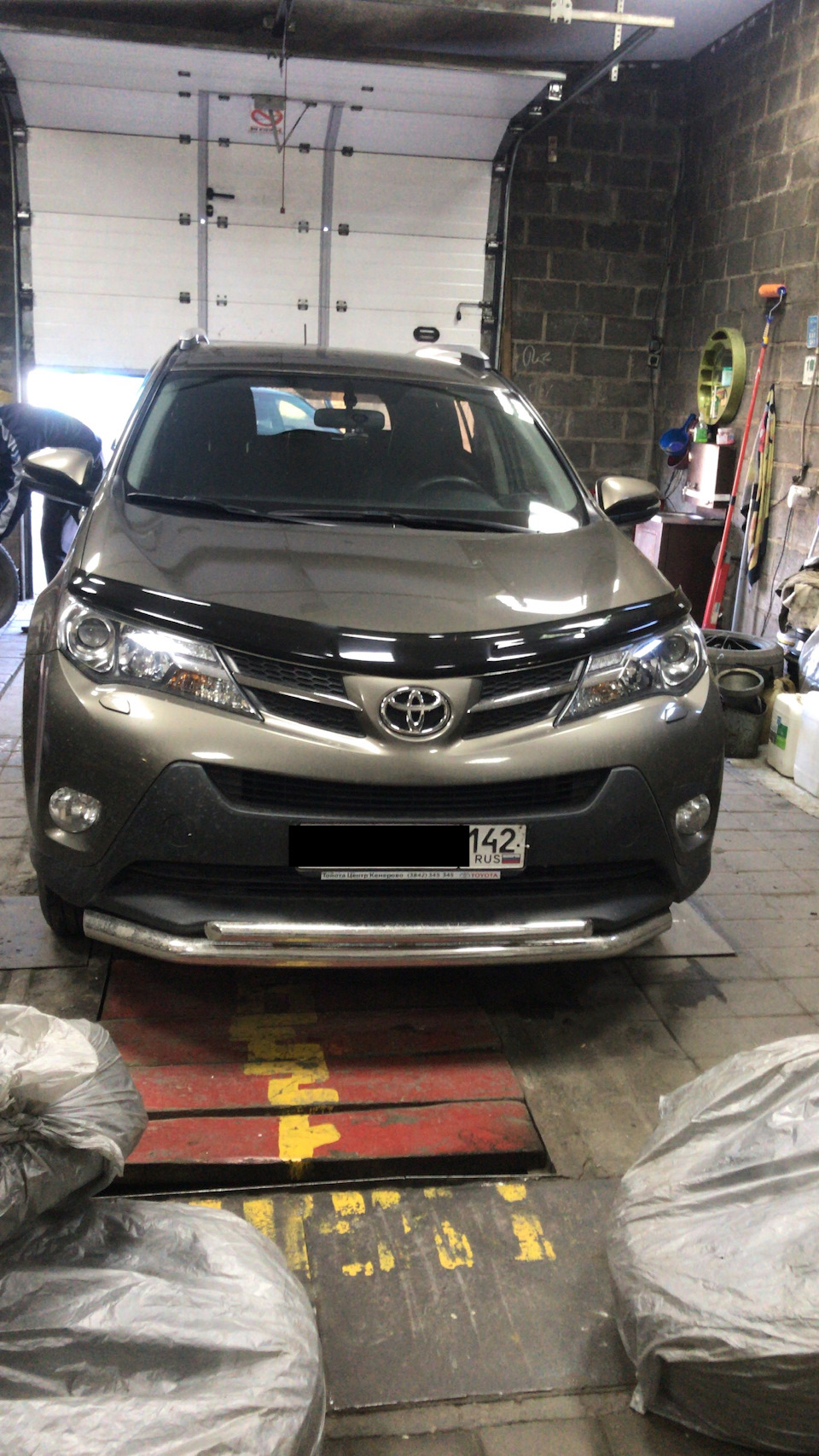 Установка передней зашиты бампера — Toyota RAV4 (IV), 2 л, 2015 года ...