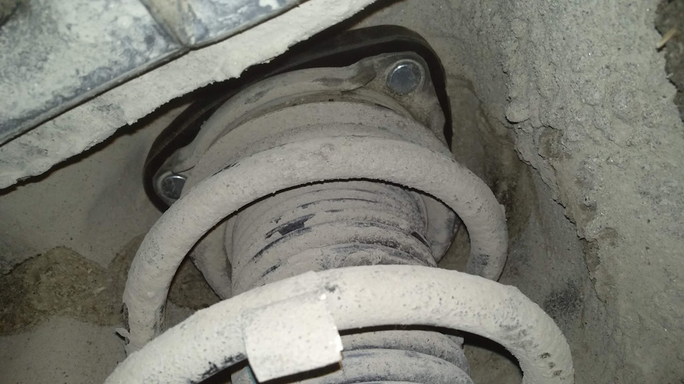 07. Przód: zaznacz markerem ustawienie elementów; zdejmij górną poduszkę, przygotuj dostęp do szpilek. — Hyundai Santa Fe TM