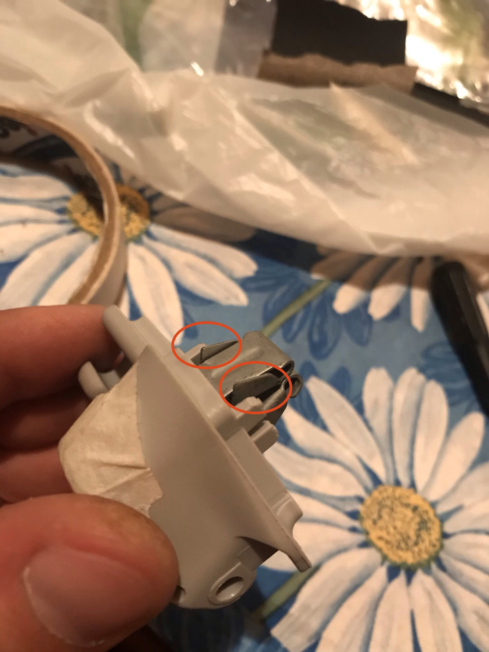 Тянул ручку на себя не сильно (она должна постоянно быть в напряжении)) потом отвертку поворачивал по часовой или против, до тех пор пока не увидел что один зацеп освободился, потом с другим те же манипуляции — Volkswagen Polo Sedan