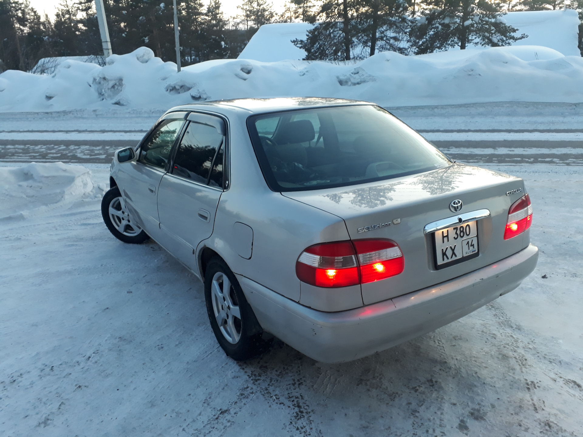 Королла 110 кондиционер. Toyota Corolla e110. Квадратный номер на Тойота Королла 110. Тойота Королла 110 кузов крыша. Королла 110 квадратный номер.