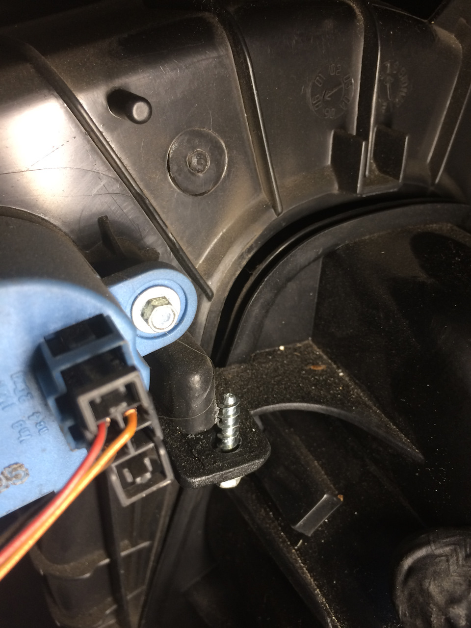 Так ведь держится, как-то) — Volkswagen Touareg (1G)