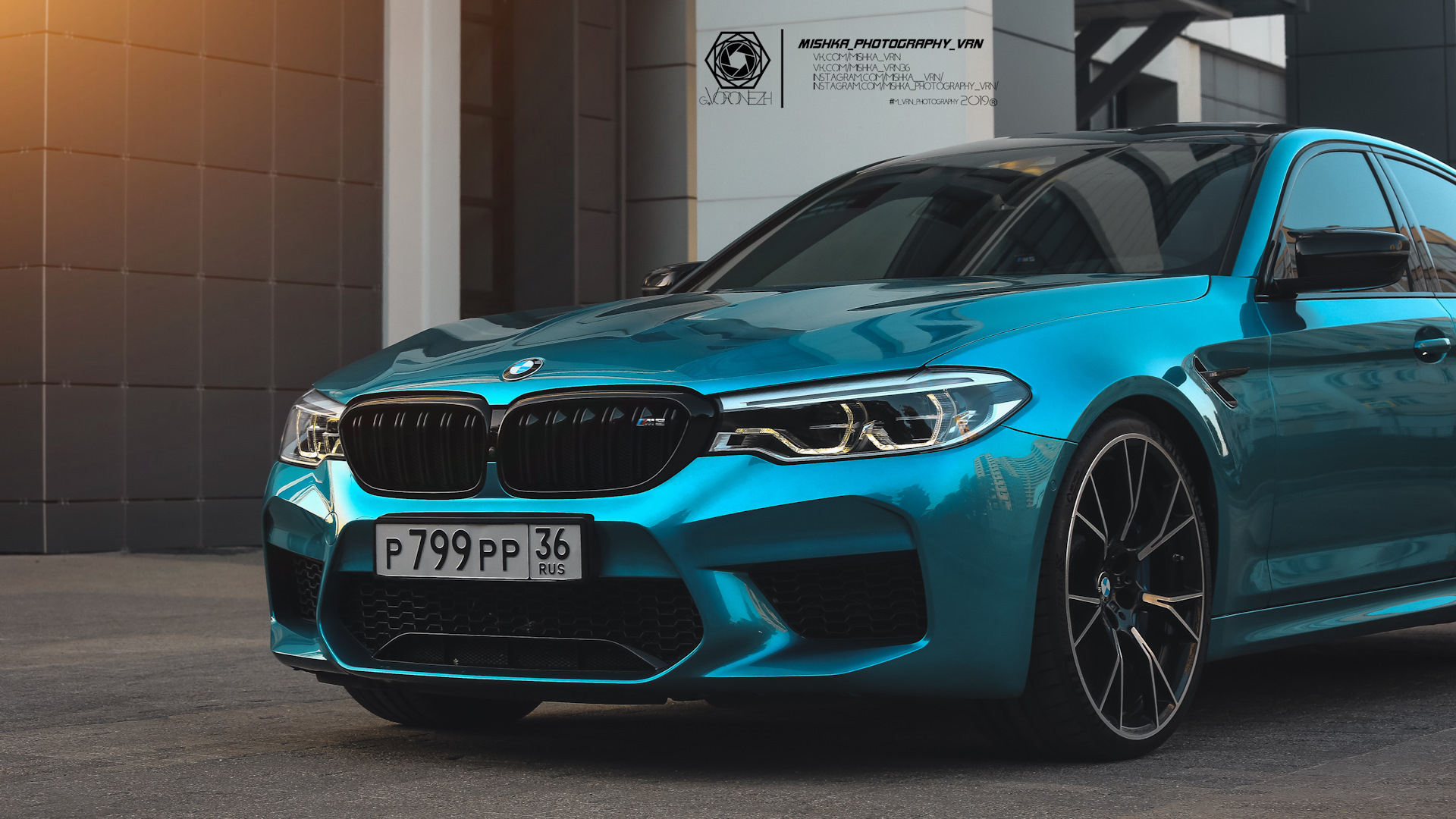 BMW m5 f30 голубая