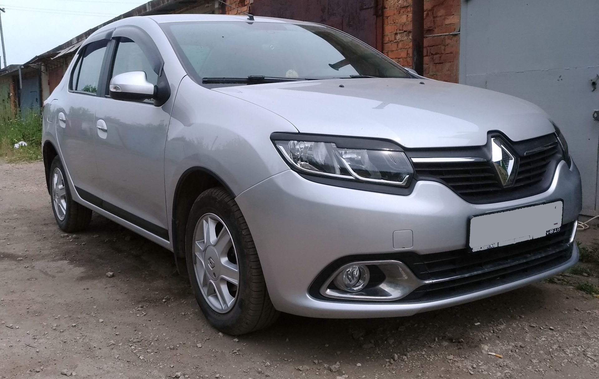 Ближний логан 2. Renault Logan 2 реснички. Рено Логан 2 кориандр. Логан 2 Рестайлинг. Рено Логан 2g.