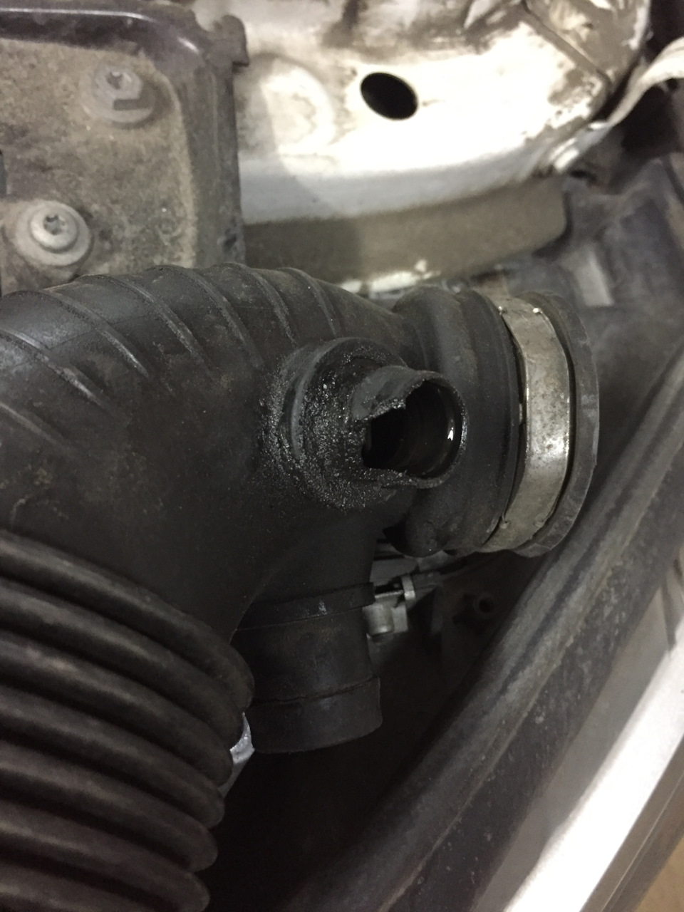 Первое что мы видим это ещё одна болячка N13 -патрубки воздуховода сохнут от высоких температур и рассыпаются со временем — замена всех трех! <img src= — BMW 1 series (F20)