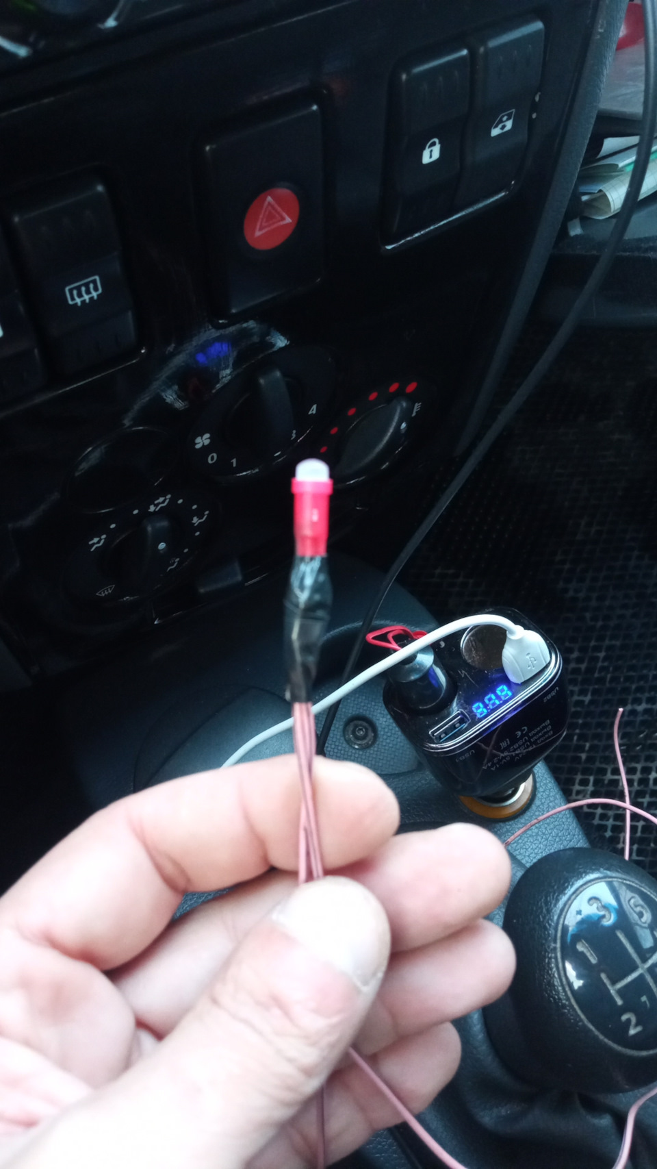 Контрольная лампочка стоп сигналов — Renault Logan (1G), 1,6 л, 2010 ...