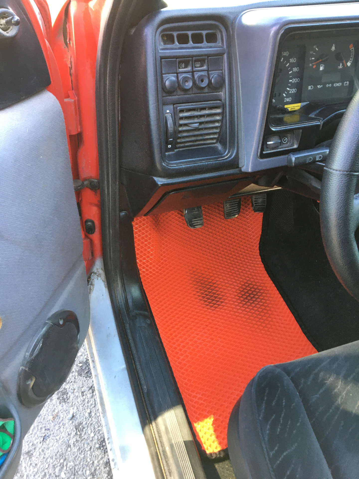 Подпятник на коврик эва — Ford Sierra, 2 л, 1989 года | аксессуары | DRIVE2