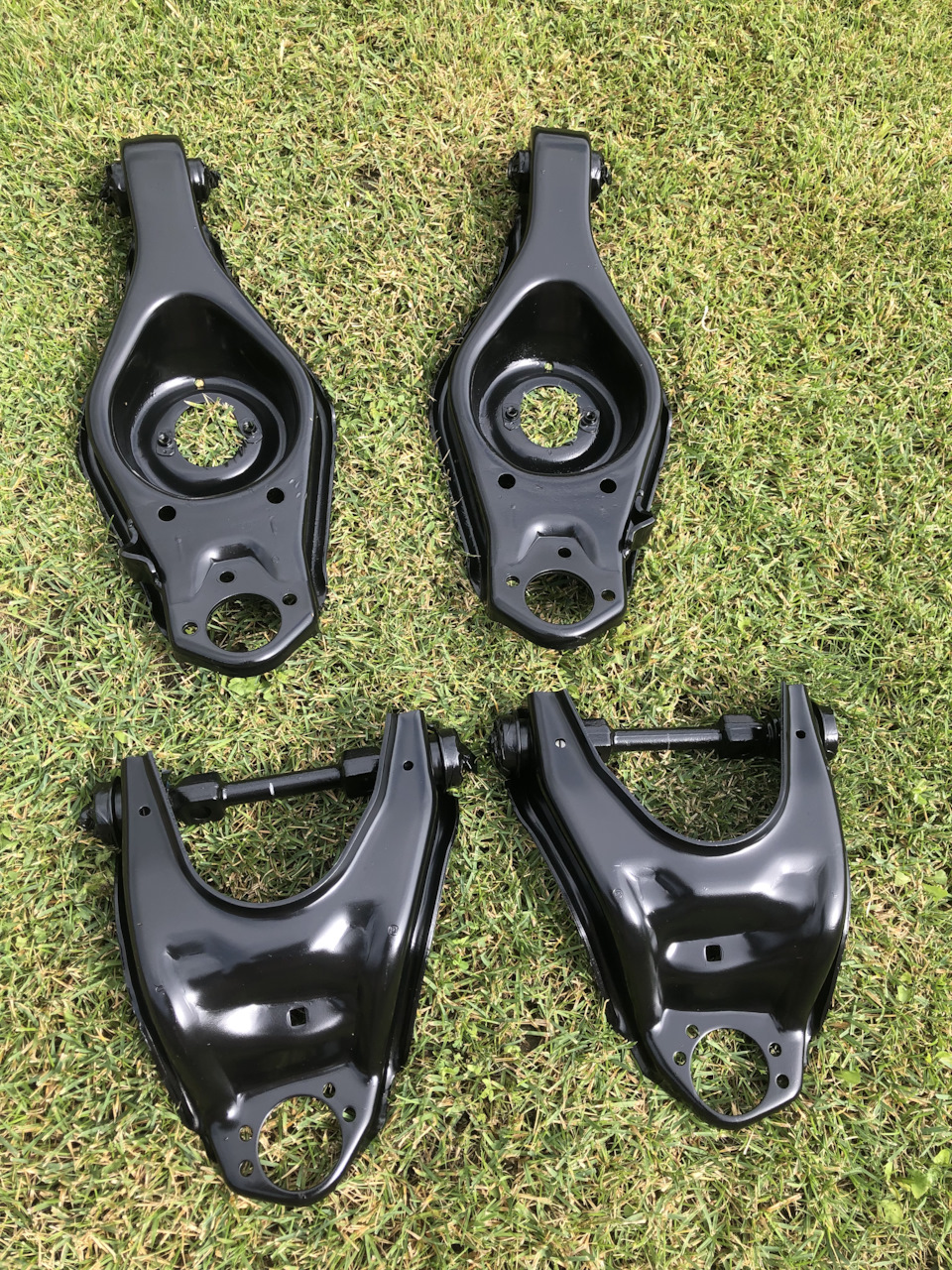 Последняя фотка рычагов до установки в них пружин и неизбежных повреждений лкп — Toyota Crown (S120)