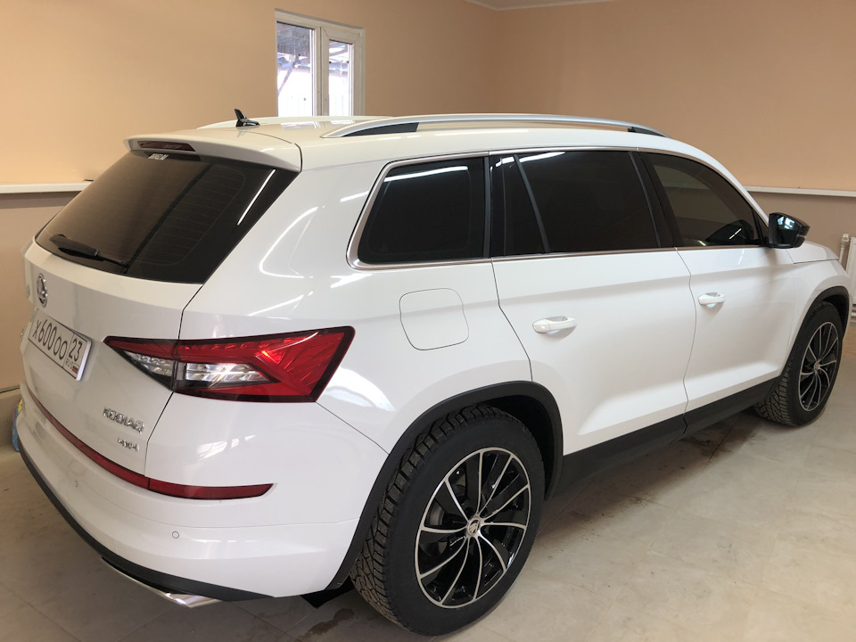 Дверь кодиак. Спойлер Skoda Kodiaq. Skoda Kodiaq VRS. Спойлер на Шкода Кодиак 2020.