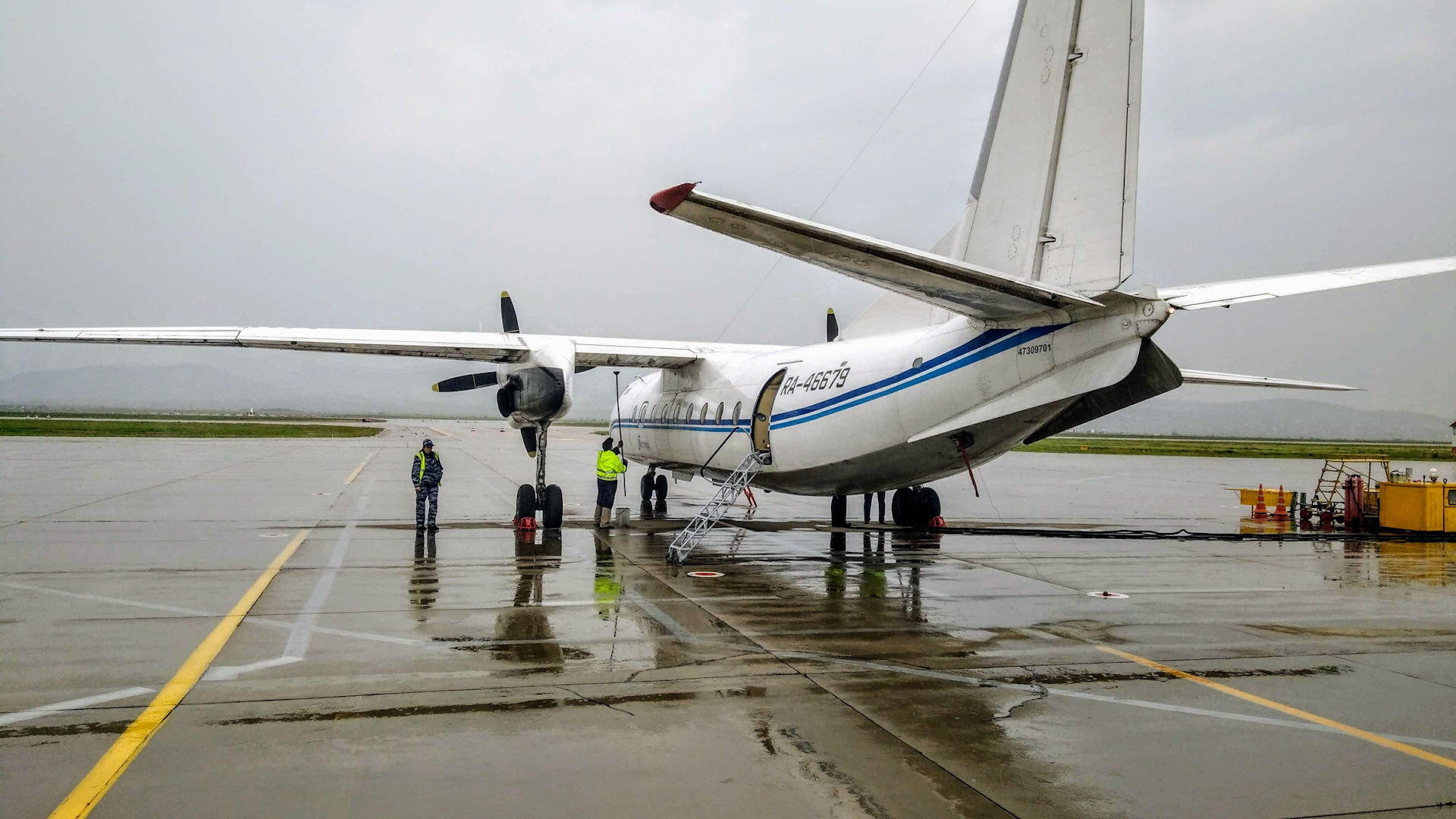 Улан удэ нижнеангарск. АН 24 Нижнеангарск. АН 24 крыло. АН 24 запуск. АН 24 антенны.