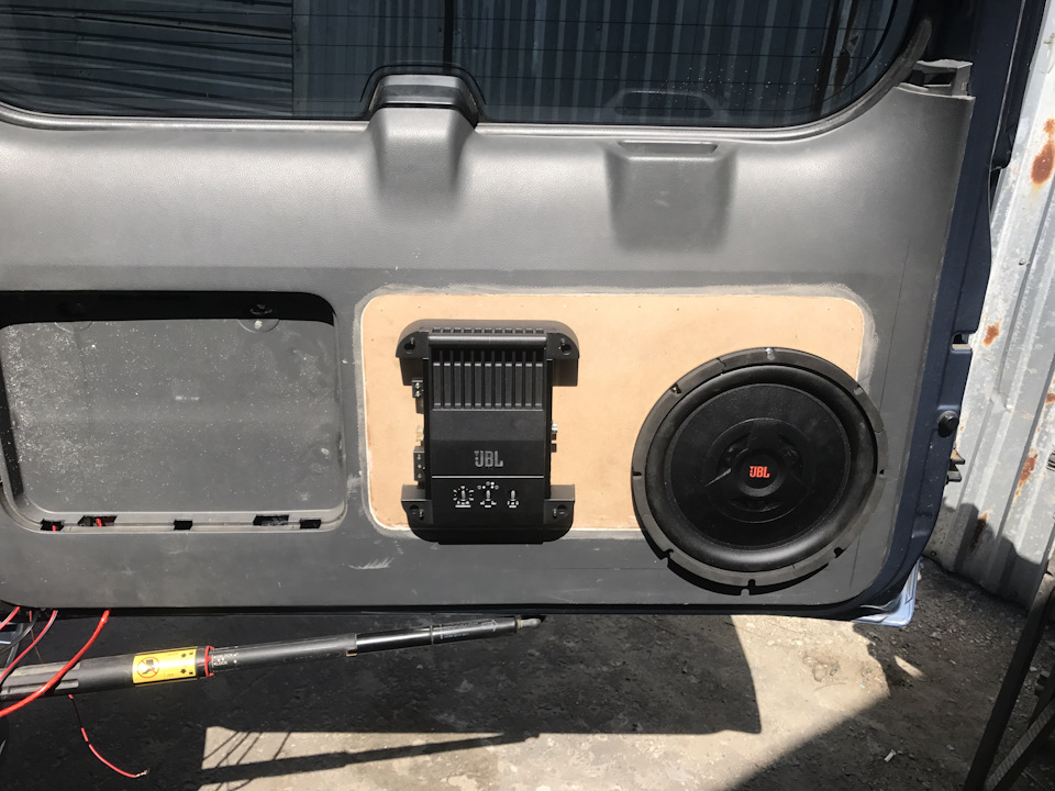 Сабвуфер и обтяжка карпетом на TOYOTA PRADO — DRIVE2