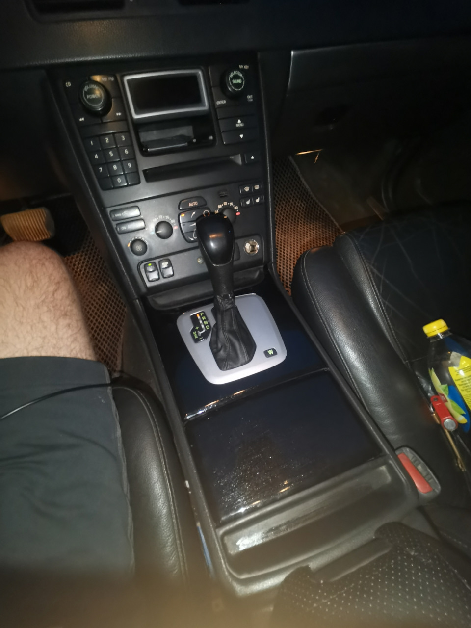Куплю подстаканник с рабочей крышкой — Volvo XC90 (1G), 2,5 л, 2004 ...