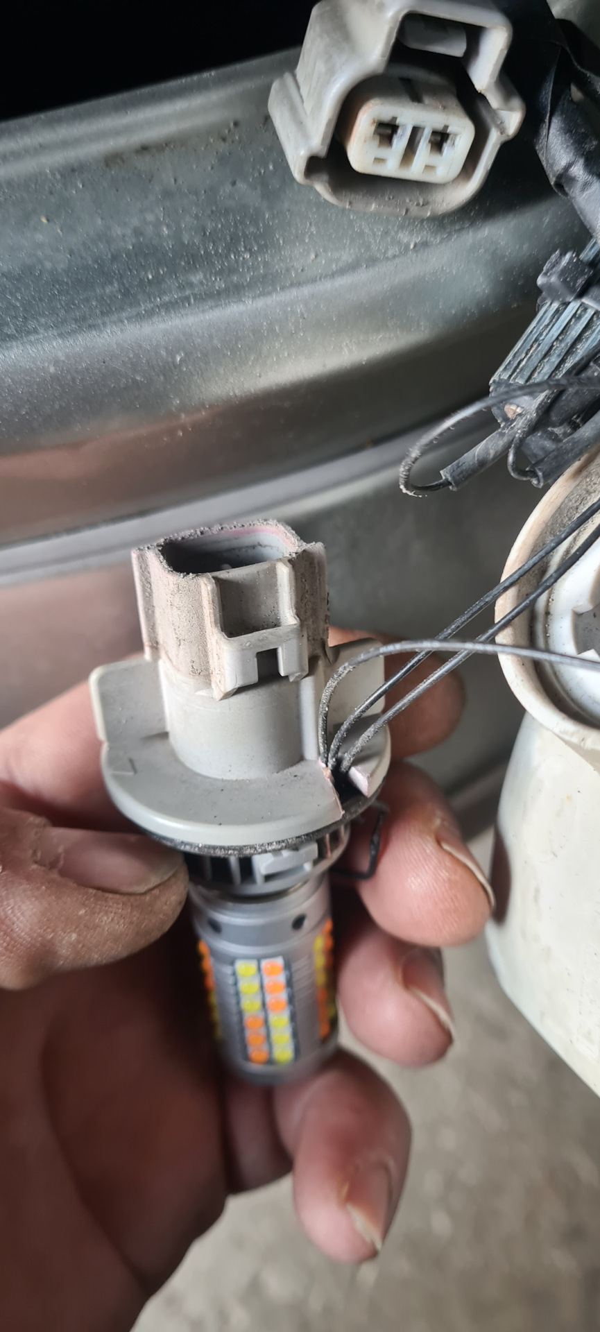 патрон под лампочку у РАФ так выглядит — Toyota RAV4 (I)