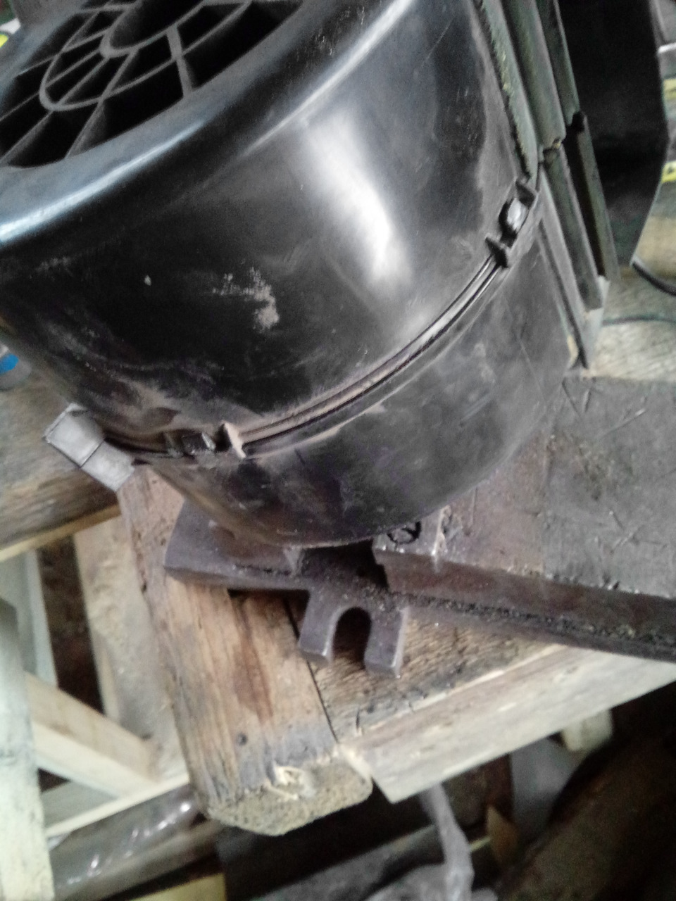 Собрал корпус улитки. При вскрытии не смог нормально разцепить защелки, поэтому слегка грел газовой горелкой и плоской отвёрткой поднимал фиксатор, чтобы защёлку можно было вытащить. — Lada 2120 Надежда