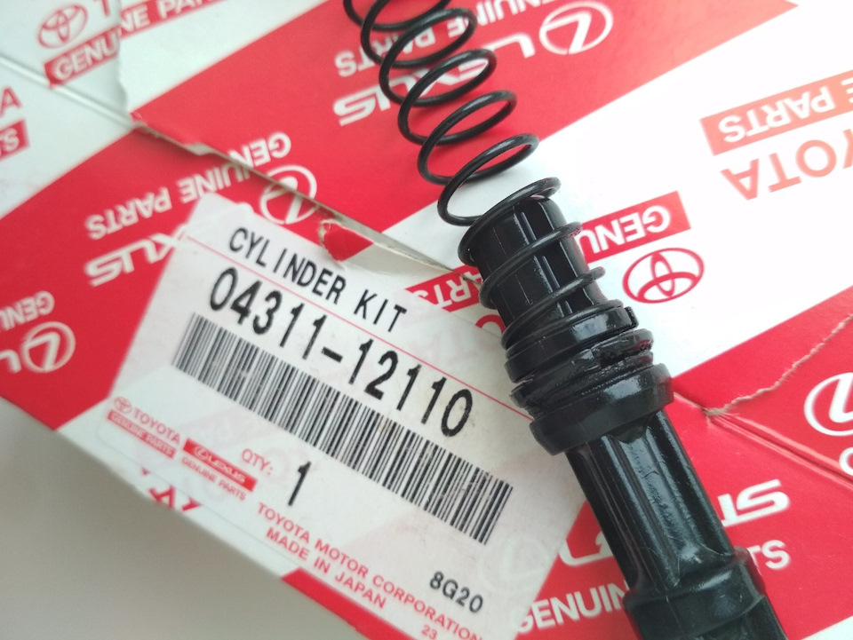 уплотнительная резинка в плачевном состоянии — Toyota Land Cruiser Prado 90-series. Запчасти на фото: 0431112110