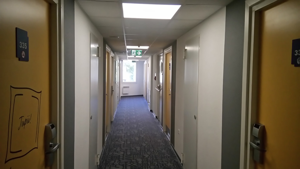 Ibis Budget Warszawa Centrum. Коридор на этаже. — Chrysler PT Cruiser