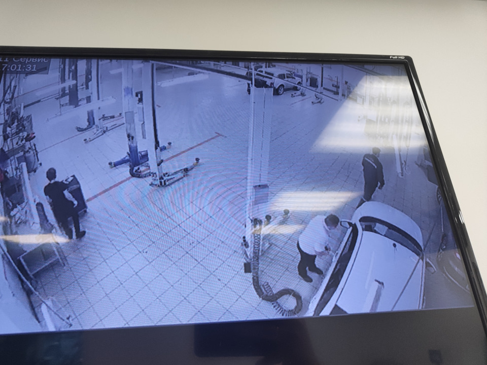 В Тверской области фургон снес автобусную остановку - МК Тверь