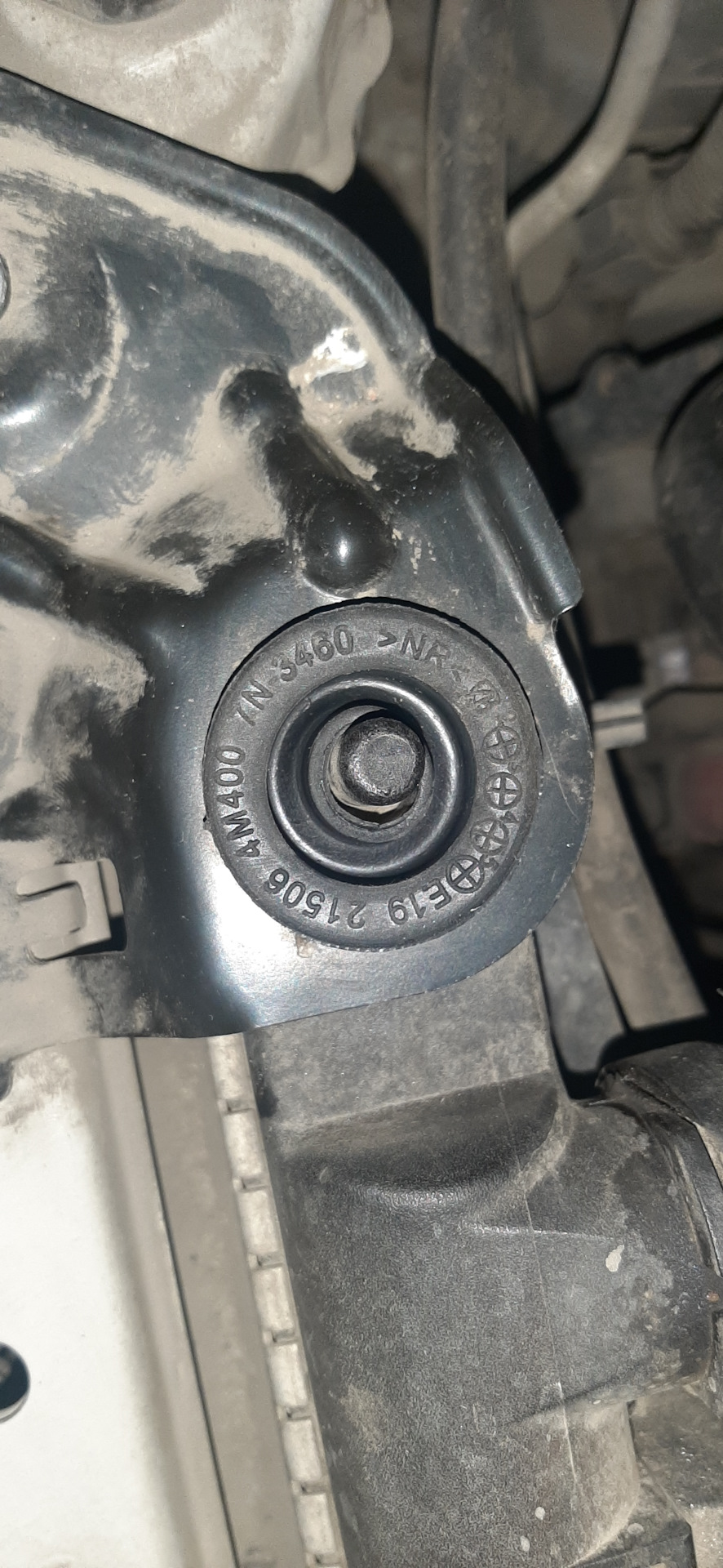 Втулка для крепления радиатора — Nissan Almera Tino, 2 л, 2001 года ...