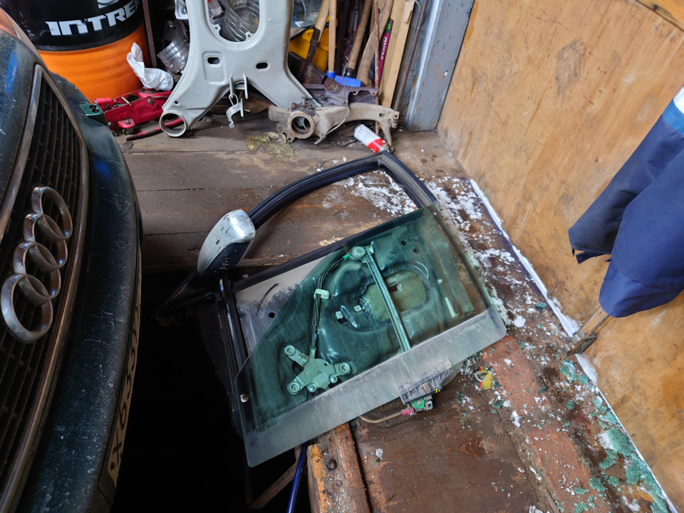 Начал с левой двери — Audi A8 (D2)