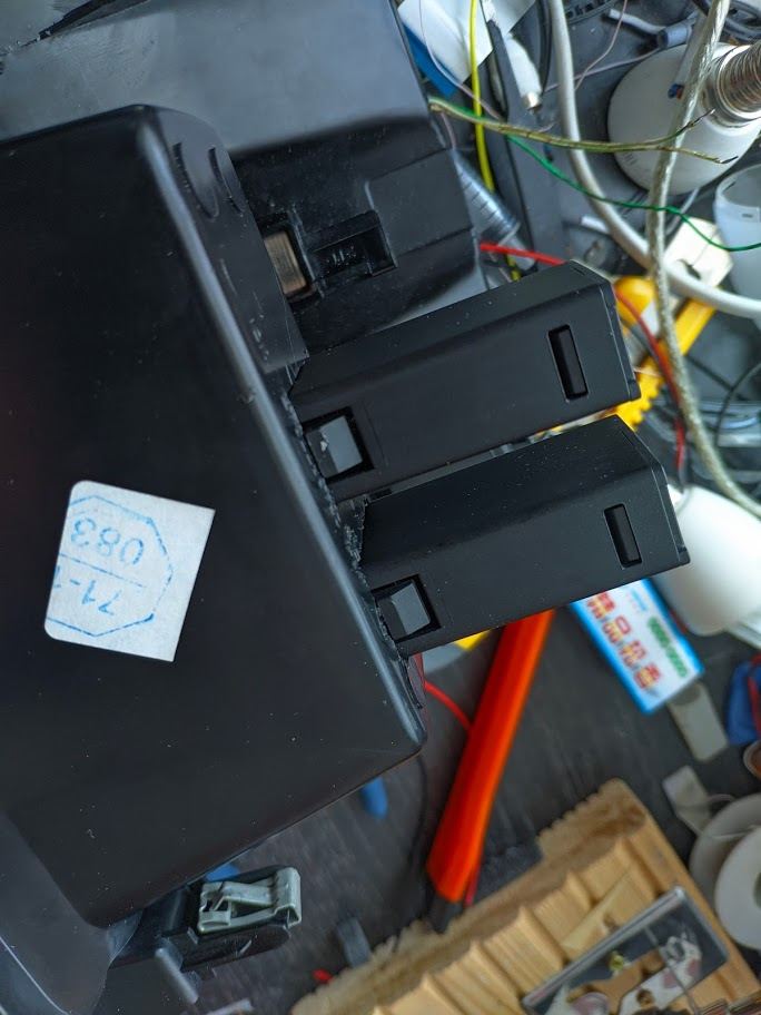 Защёлки фиксируются ок штатные — Lada XRAY