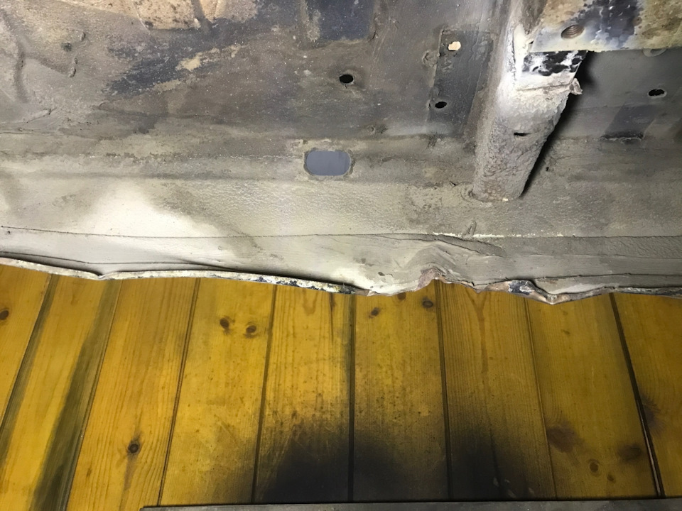 Вид снизу — BMW 5 series (E28)