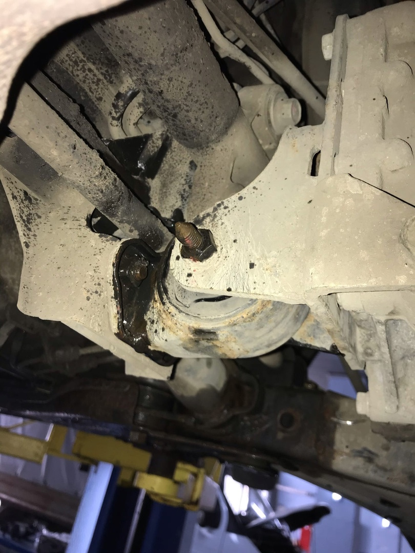 Замена подушек двигателя (1 часть) — Hyundai Accent (2G), 1,5 л, 2008 ...
