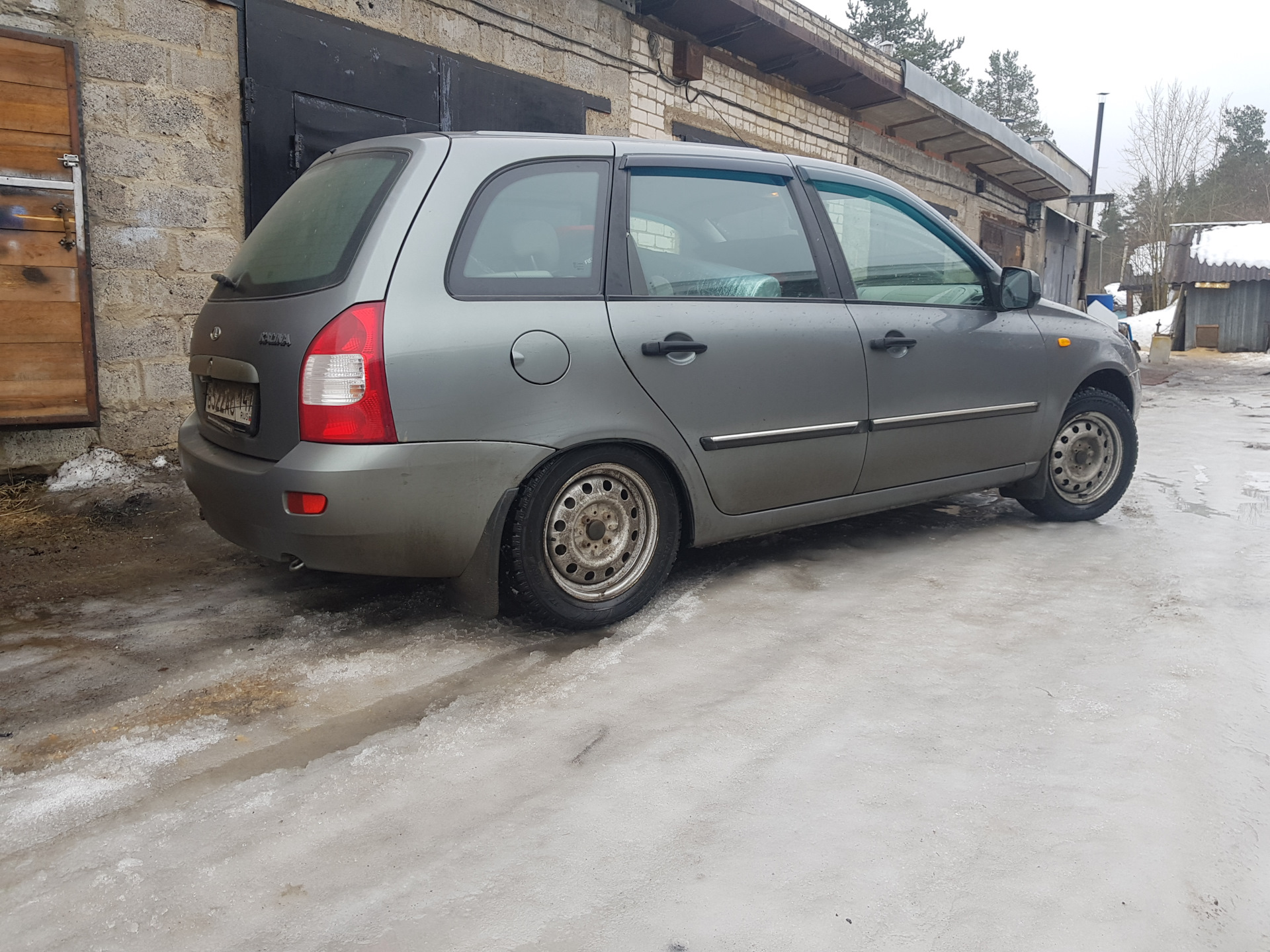 Заниженный ТАЗ радует глаз — Lada Калина универсал, 1,6 л, 2011 года ...