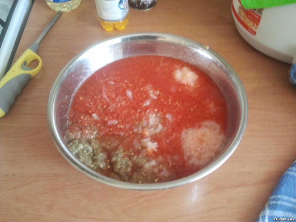 сырая баклажанная икра рецепт простой и вкусный. YoAAAgCSm A 960. сырая баклажанная икра рецепт простой и вкусный фото. сырая баклажанная икра рецепт простой и вкусный-YoAAAgCSm A 960. картинка сырая баклажанная икра рецепт простой и вкусный. картинка YoAAAgCSm A 960. Овощей на базарах полно, а желание приготовить баклажанную икру муляет меня еще с прошлого года, когда я кабачковую икру готовил. Но в прошлом году, до баклажанов руки так и не дошли, но в этом году, я все-таки дорвался до них!В детстве я часто ел баклажанную икру, мамка готовила ее по всякому – и жареную, и сырую, и для консервации. У разной икры и вкус разный, и у каждого свой взгляд на это. Я больше люблю икру сырую и именно ее я и решил приготовить.Кто не помнит фрагмент из фильма «Иван Васильевич меняет профессию» когда накрывается стол для ненастоящего царя, и герой Крамарова рассказывает о всяческих яствах, и особенно облизывается на икру баклажанную, заморскую? Я так думаю, помнят все, кто видел фильм, но особенно эта шутка запомнилась тем, кто жил при Союзе, ведь и ежу было понятно, что икра заморская баклажанная была намного доступнее икры черной и красной, на которую царский писарь и внимания-то не обратил.Я, правда, буду несколько другую икру готовить, но в умах большинства баклажанная икра запомнилась именно такой, какой ее показали в знаменитой комедии.