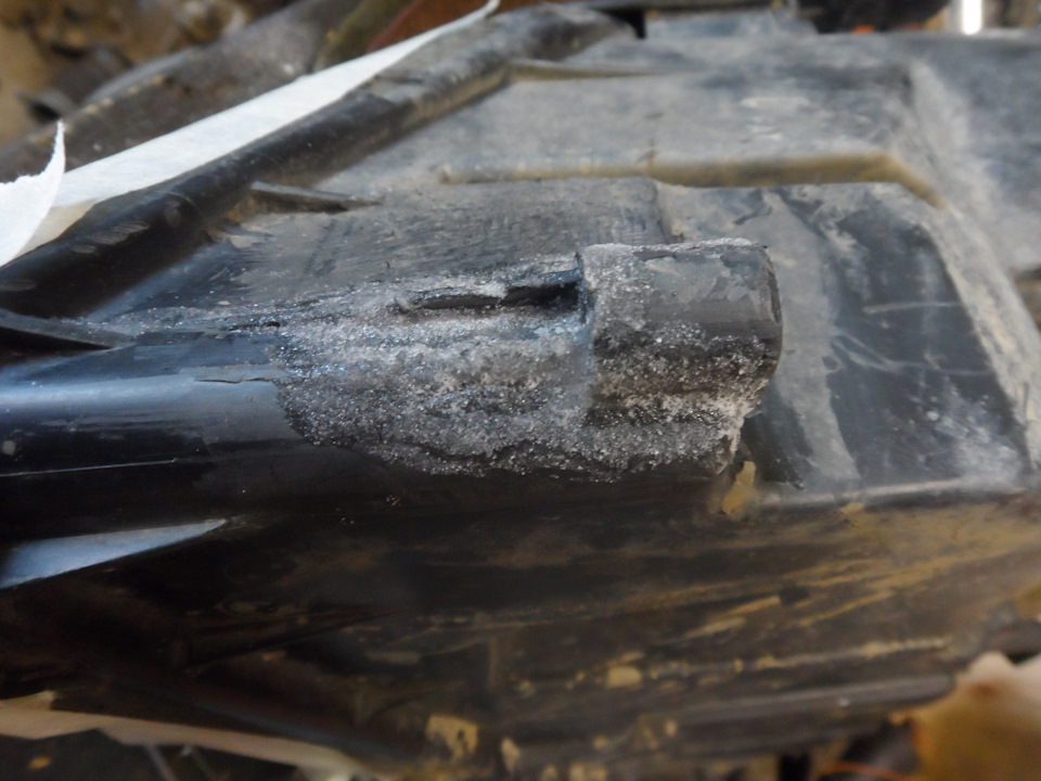 Клей, сода, антигравий = результат. Лечим фару от запотевания — KIA ...