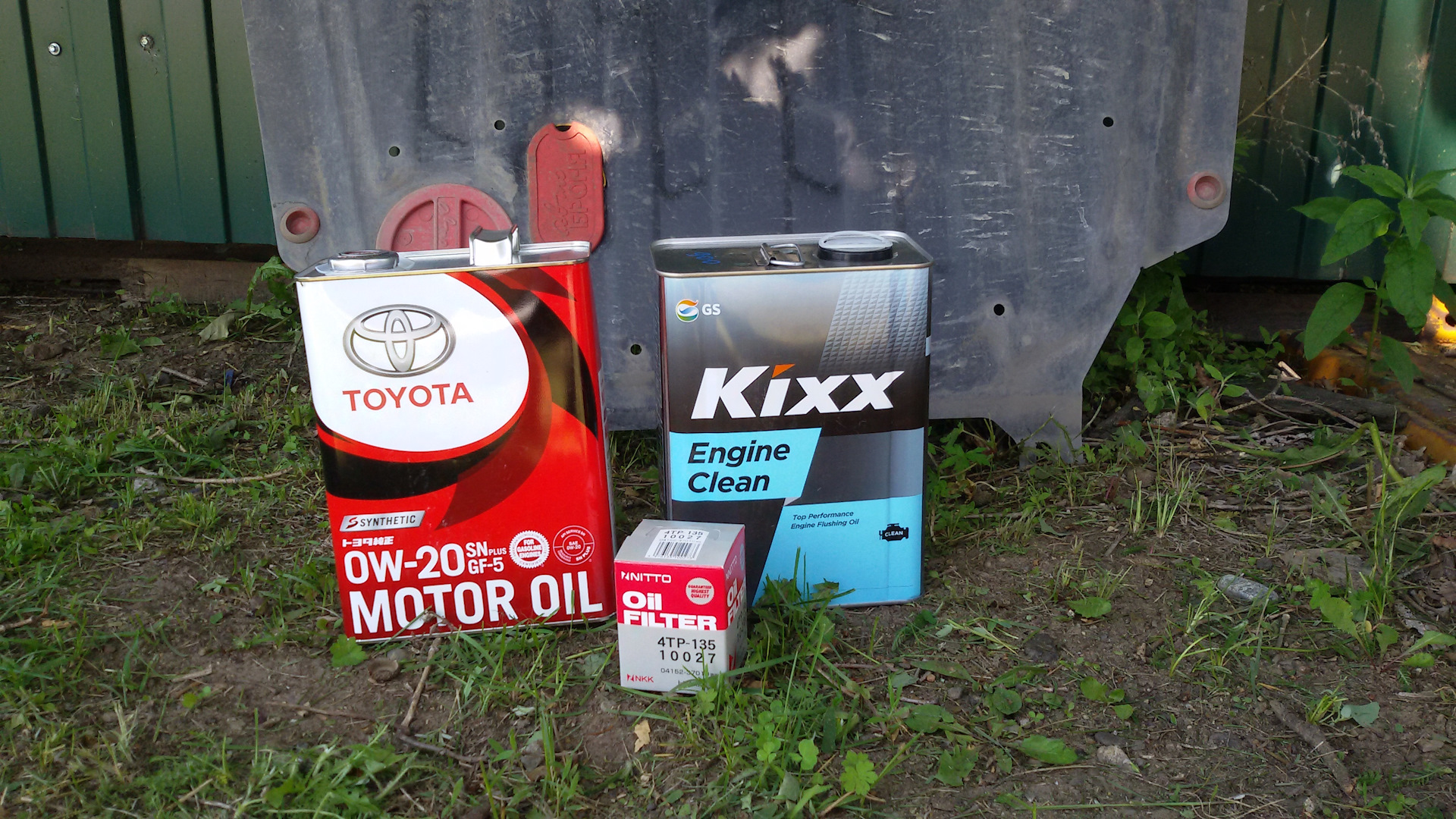 Глазок масло тойота версо. Масло в двигатель приус 30. 20567 special tec dx1 g 5w30 новый продукт. Toyota synthetic engine oil sae 5w-40 оригинальная канистра. Глазок масло тойота версо.