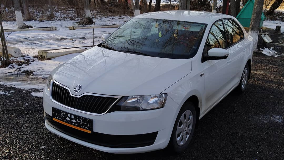 Skoda rapid fl. Шкода рапид 90 л. Белая шкода рапид с желтой полоской. 6 90. 4 турбо 2021.