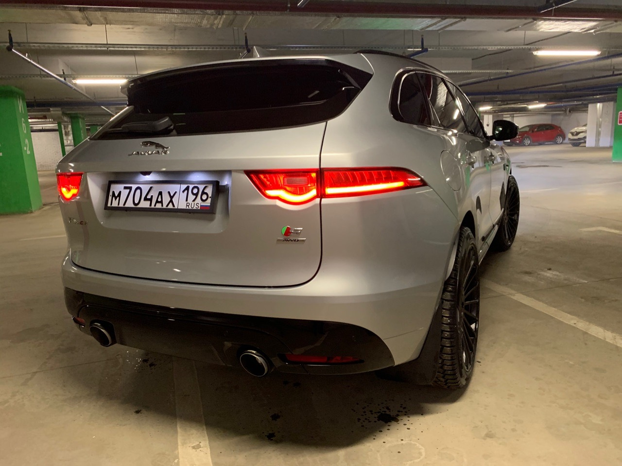 Jaguar f Pace сзади