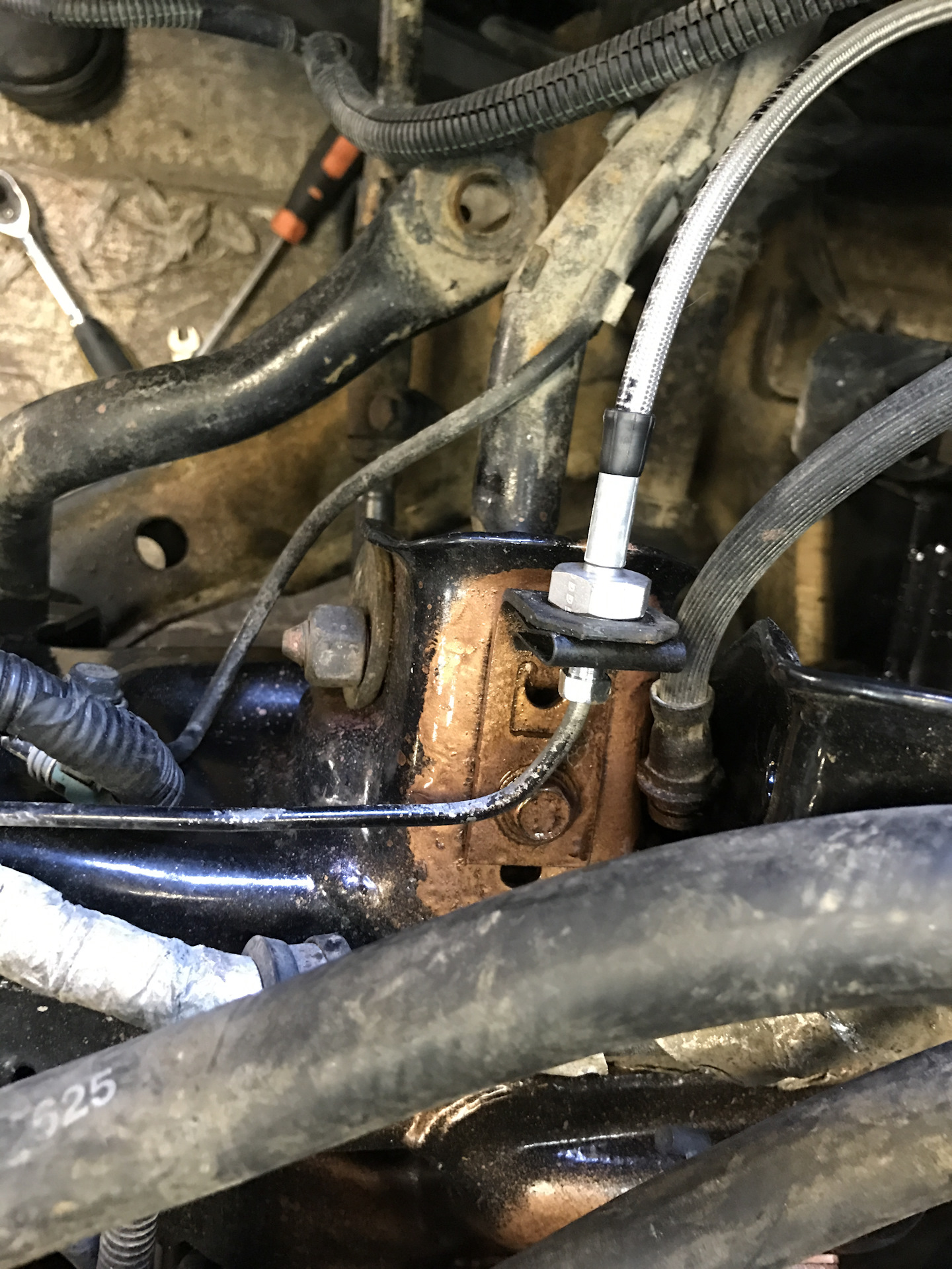 Замена тормозных шлангов на армированные Тахо 410 — DRIVE2