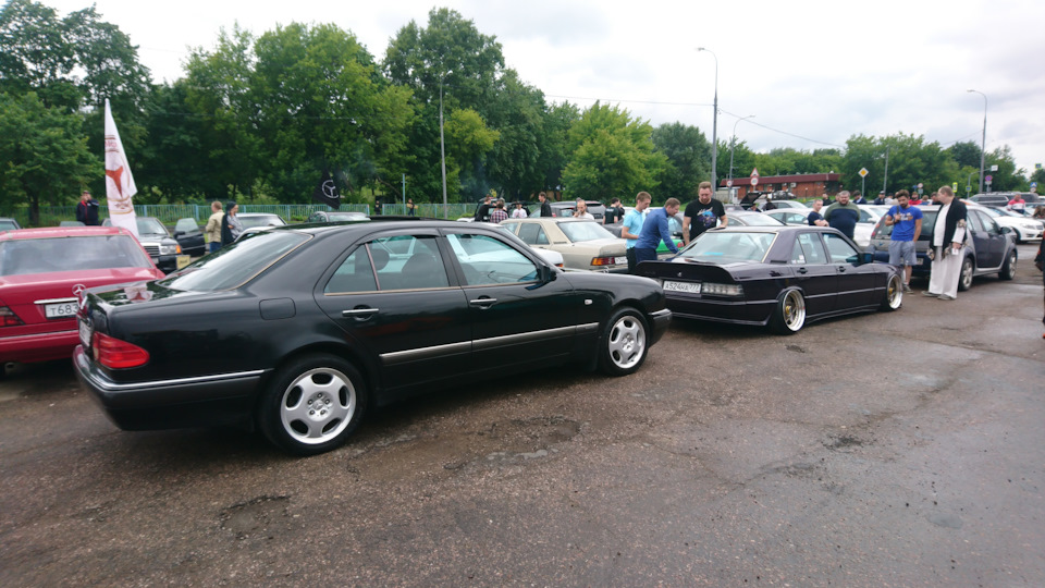 И как всех впихнуть в одно фото? Никак — Mercedes-Benz E-Class (W124)