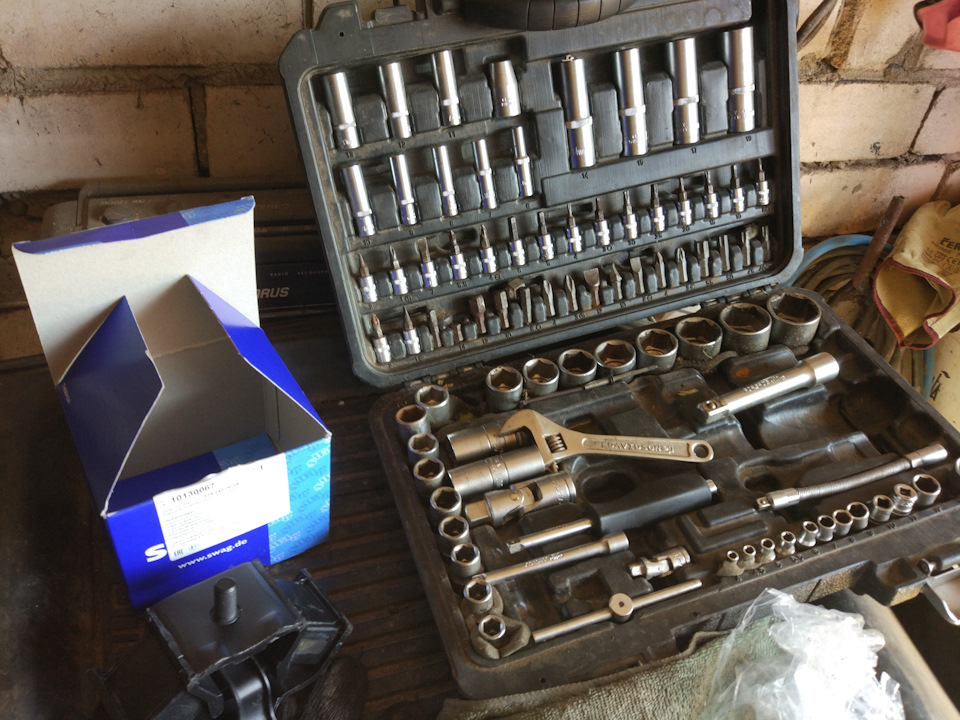 заменил подушку под коробкой — Mercedes-Benz E-class (W124), 2,3 л ...