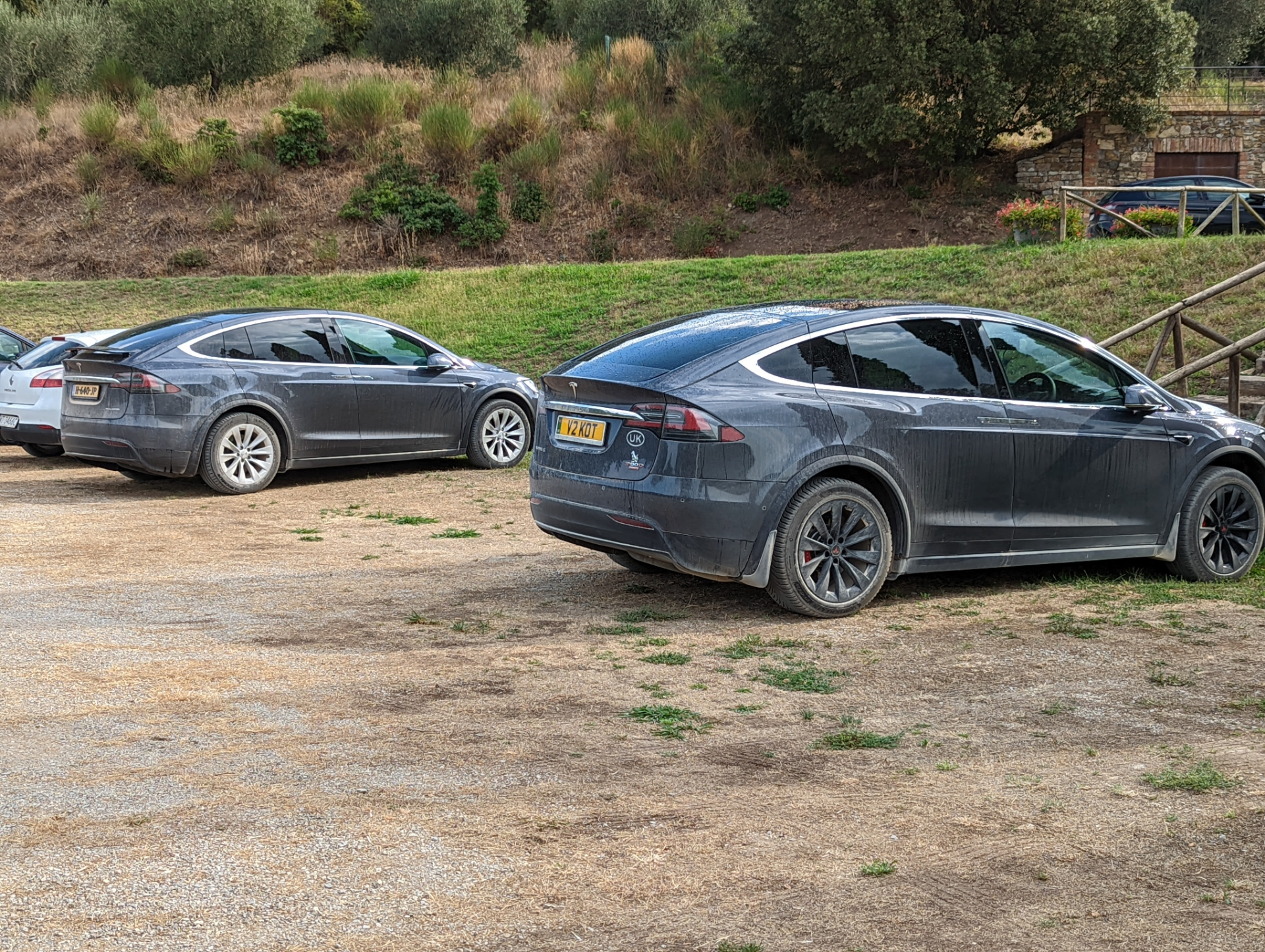 Tesla Model X преодолевает препятствие