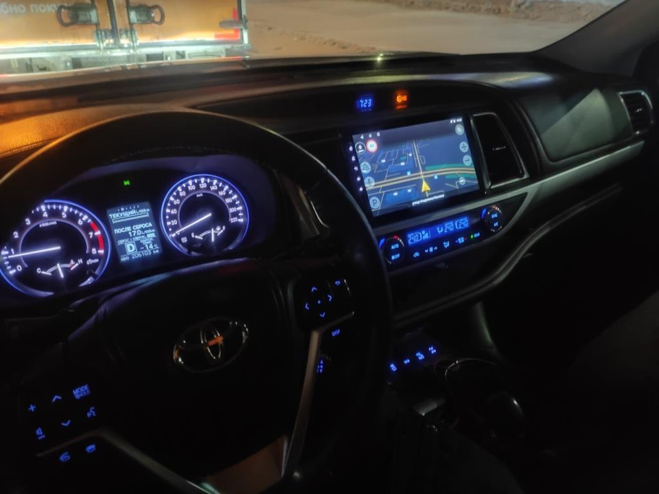 Тухнет экран климат контроля и часы при включении габаритов на Тойота ...