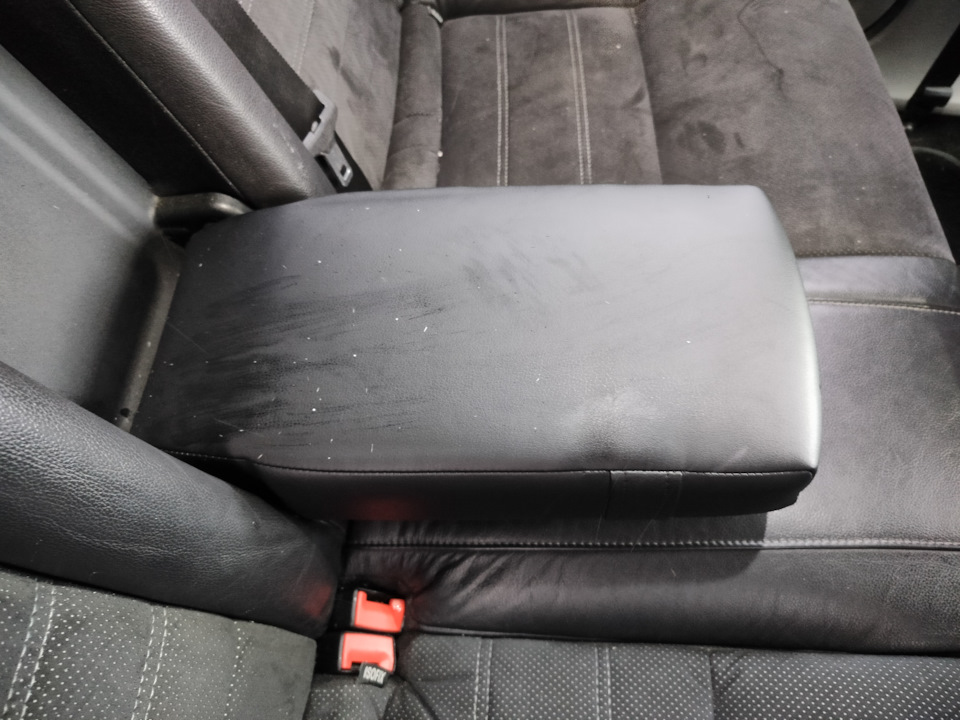Замена подлокотника заднего сиденья — Ford Focus Wagon II, 2 л, 2008 ...