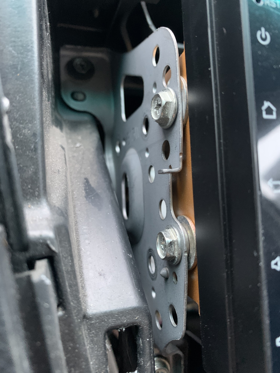 Тк у родной рамки есть специальные усики для доп фиксации родной головы. Для новой используем проставочнве шайбы чтобы все установить по месту — Toyota Yaris (p2)