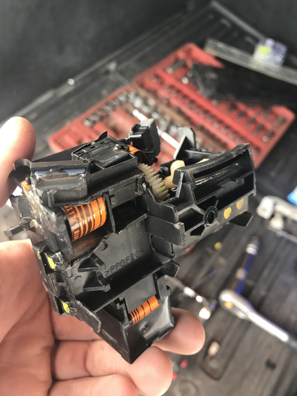 Магнитола выплевывает диск причина - 82 фото