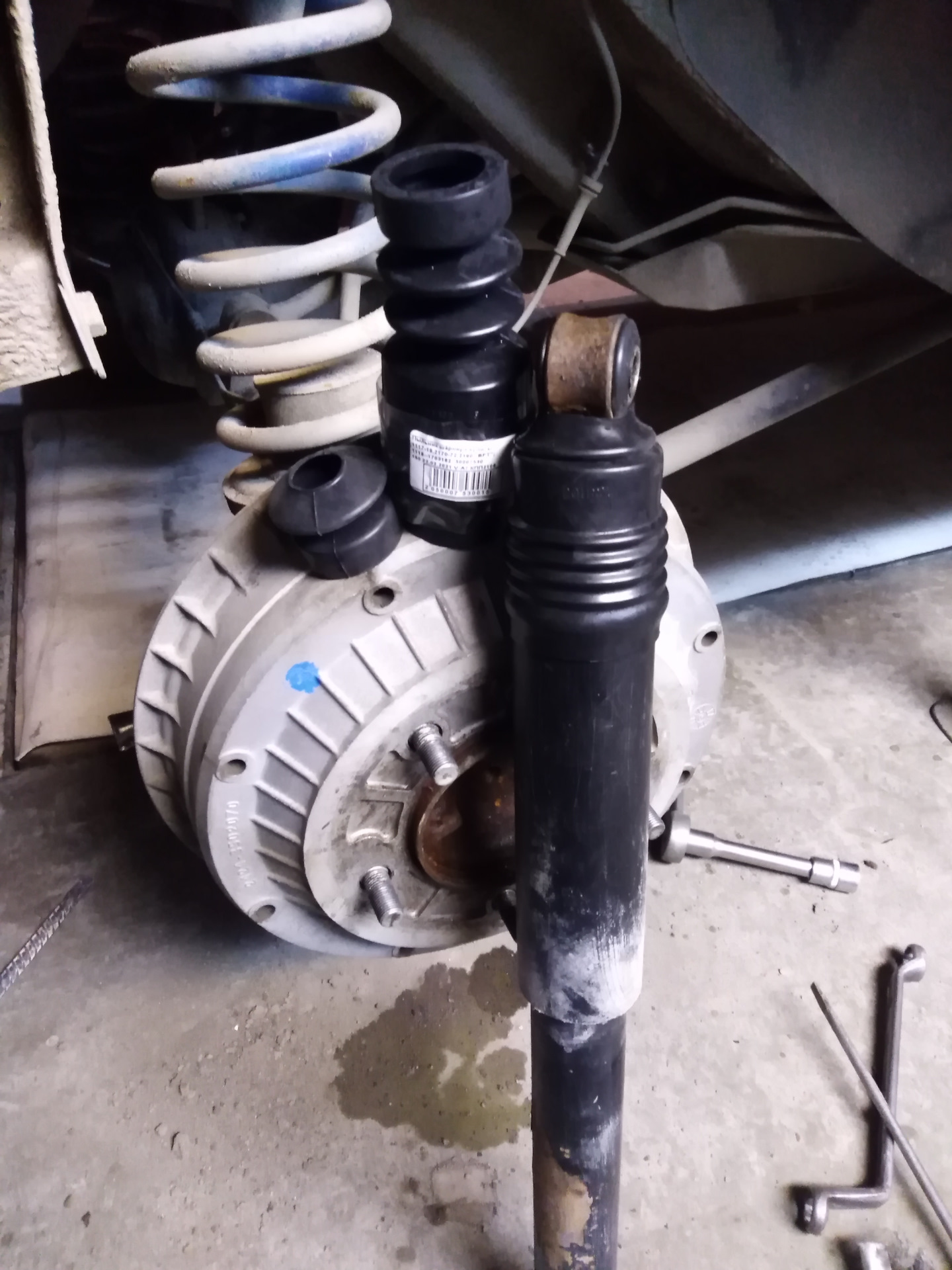 пыльник передней стойки toyota highlander 2011 года. пыльник заднего амортизатора тойота приус 2000. пыльник заднего амортизатора нива 21214. самодельный пыльник амортизатора. отбойник стойки ниссан ноте 12.