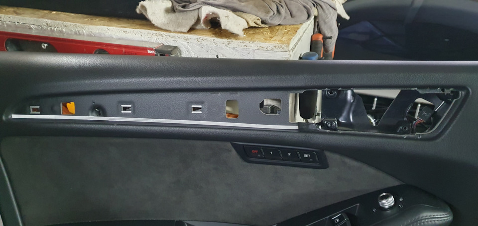 клеим ленты — Audi Q5 (1G)