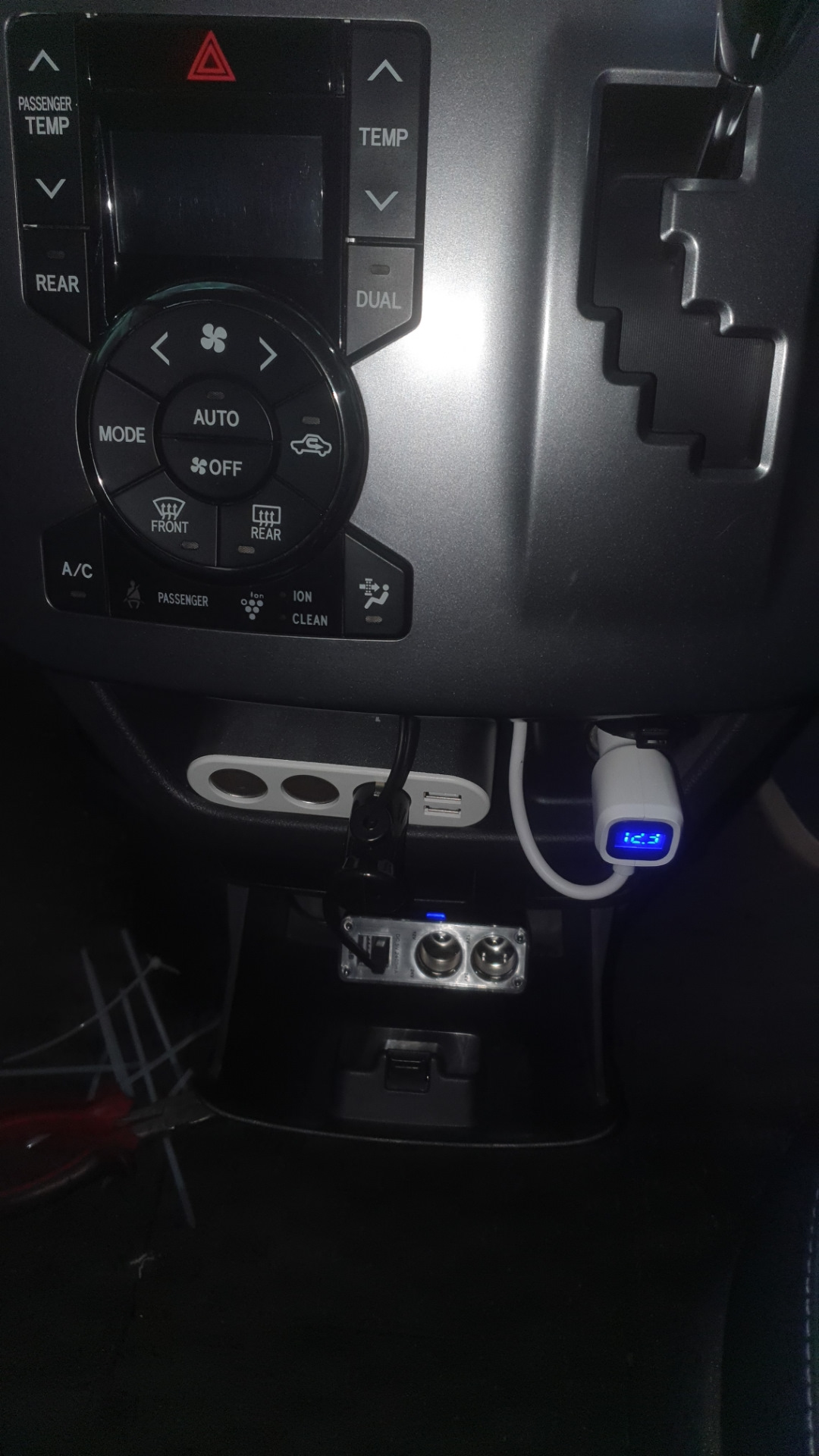 Установка видеорегистратора Zomai — Toyota Voxy (2G), 2 л, 2012 года ...