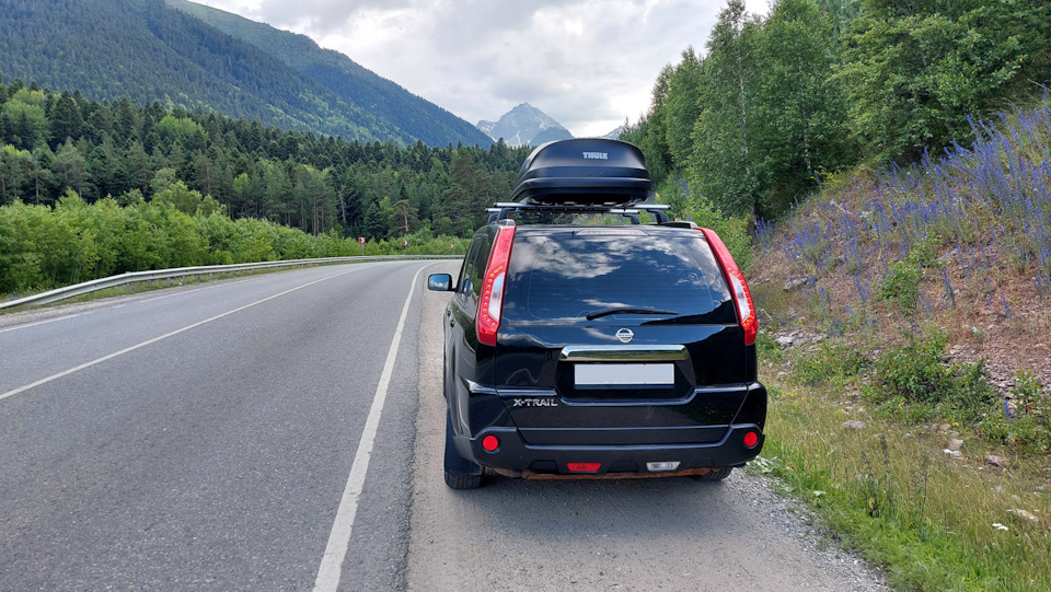 Икстрейл неутомимо мчал по серпантину. Хотя наши 80 по сравнению со скоростями местных на жигах – это ни о чем — Nissan X-Trail II (t31)