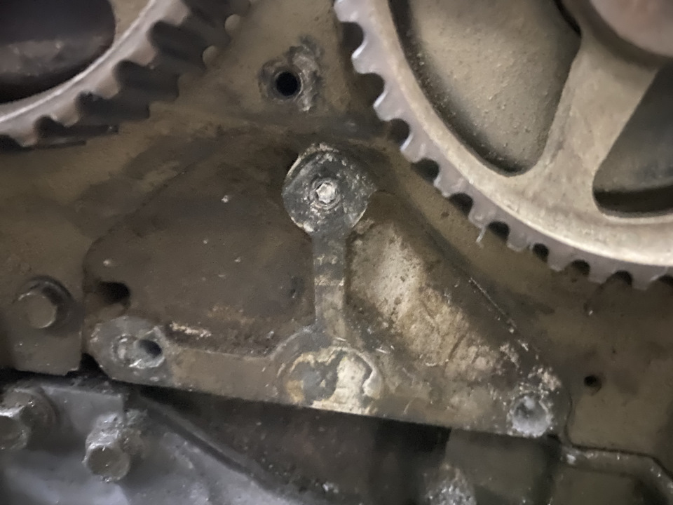 Обломило болт крепление натяжного ролика ГРМ — Toyota Chaser (90), 2,5 ...