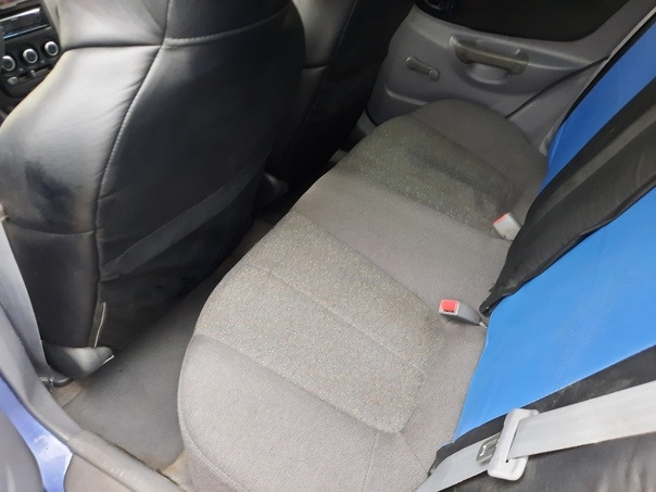 В начале были сняты чехлы с заднего ряда — Hyundai Accent (2G)