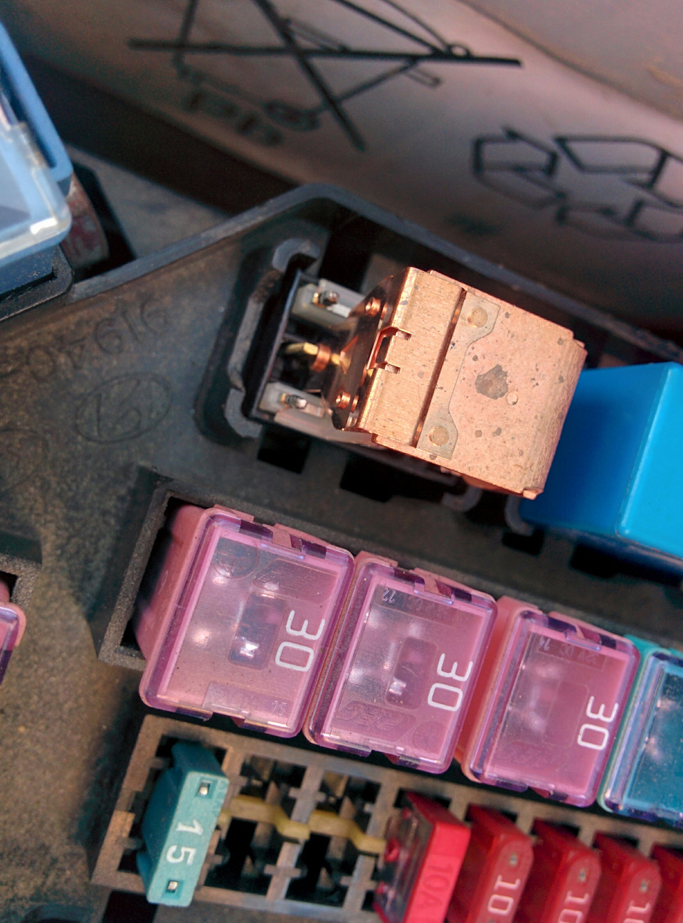 Реле 95224 2d000 для чего. YsAAAgCZWuA 960. Реле 95224 2d000 для чего фото. Реле 95224 2d000 для чего-YsAAAgCZWuA 960. картинка Реле 95224 2d000 для чего. картинка YsAAAgCZWuA 960. Обратил внимание, что вроде задние противотуманные фонари не работают. Нажал кнопку противотуманных фонарей, пригляделся, действительно не работают. Давай, я, значит их ремонтировать: лампы сменил, не работают, предохранитель сменил, не работают. Реле 95224 2d000 для чего. YsAAAgCZWuA 960. Реле 95224 2d000 для чего фото. Реле 95224 2d000 для чего-YsAAAgCZWuA 960. картинка Реле 95224 2d000 для чего. картинка YsAAAgCZWuA 960. Обратил внимание, что вроде задние противотуманные фонари не работают. Нажал кнопку противотуманных фонарей, пригляделся, действительно не работают. Давай, я, значит их ремонтировать: лампы сменил, не работают, предохранитель сменил, не работают.